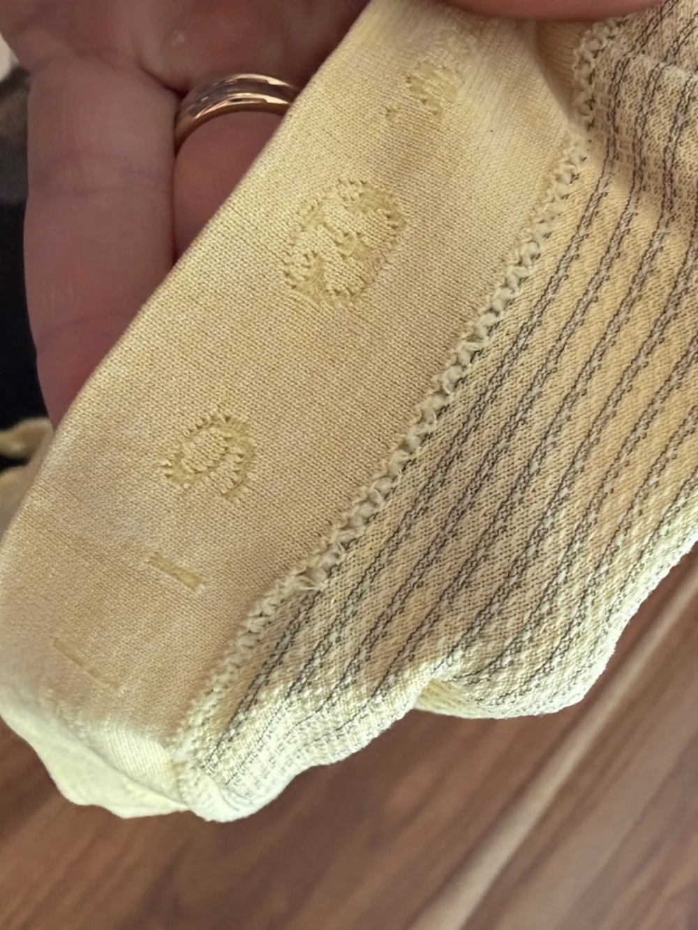 lululemon women’s - Run Swiftly Tank - Size 6 yellow - Picture 4 of 4